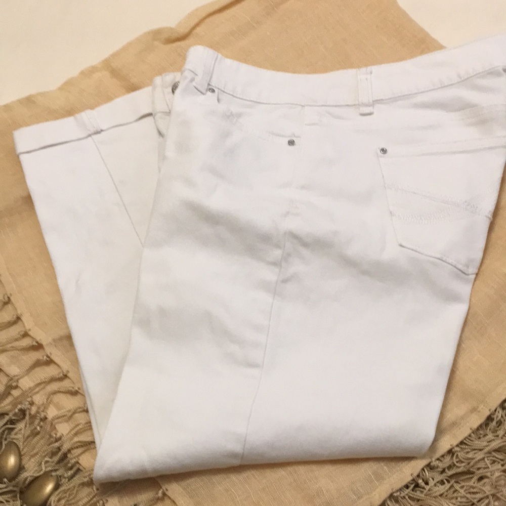 White House Black Market Cropped Jeans🌻